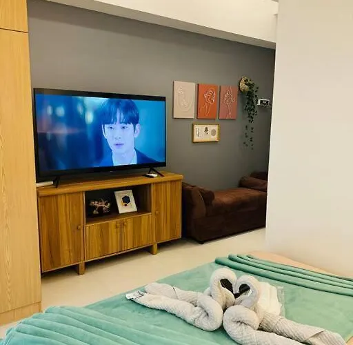 Staycation In Mckinley Walking Distance To Venice Mall *