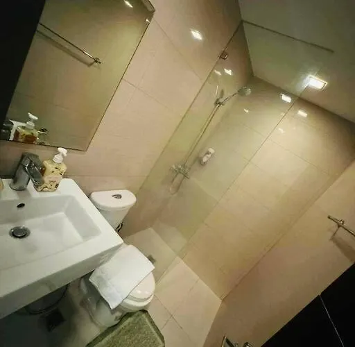 Staycation In Mckinley Walking Distance To Venice Mall Apartamento Manila