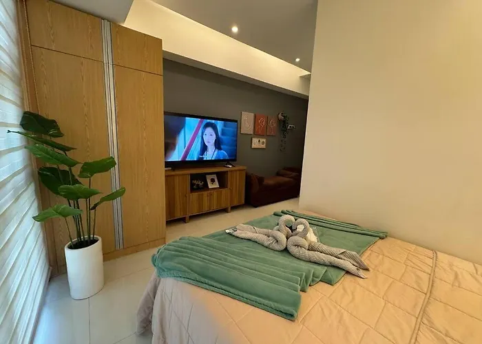 Staycation In Mckinley Walking Distance To Venice Mall Manila