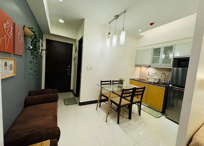 Staycation In Mckinley Walking Distance To Venice Mall
